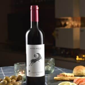Genießen Sie den Rotwein Avdiros von Estate Vourvoukeli bei Filareti!