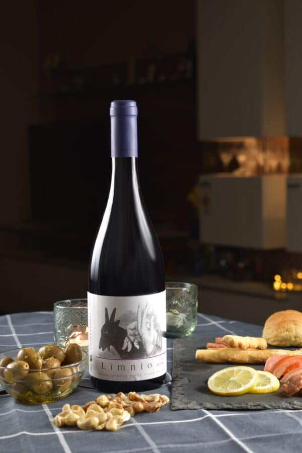 Kosten Sie den Rotwein Limnio von Estate Vourvoukeli bei Filareti!