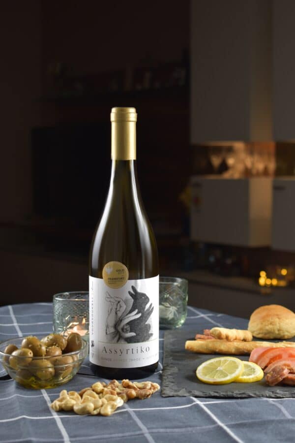 Genießen Sie den Weißwein Assyrtiko von Estate Vourvoukeli, bei Filareti!