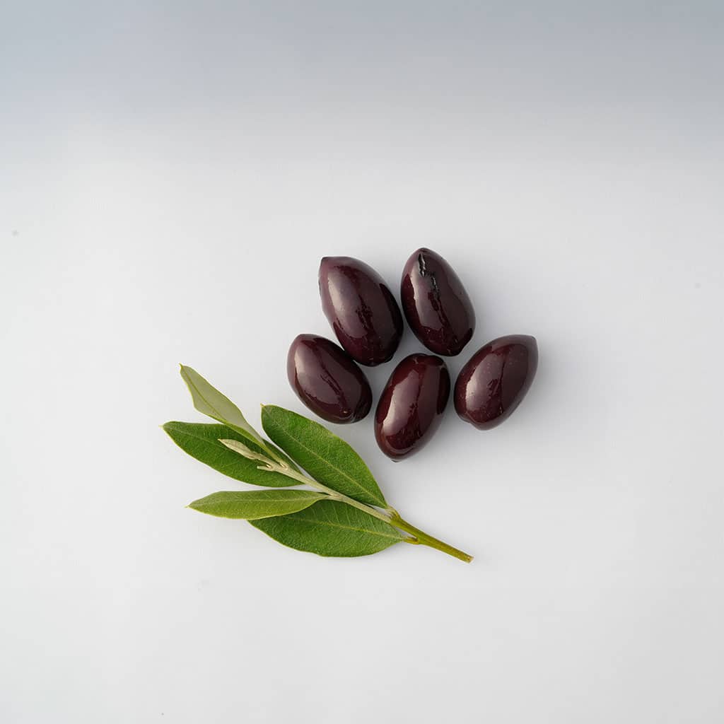 Griechische Oliven auf einem Weißen Boden