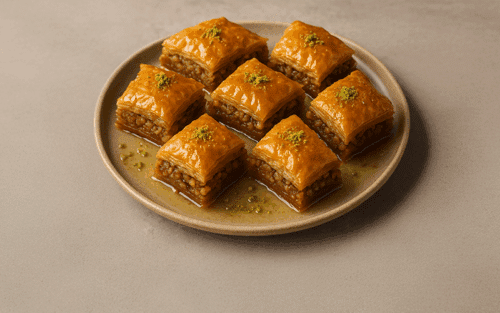 In der Mitte des Bildes sieht man das Dessert Namens Baklava.