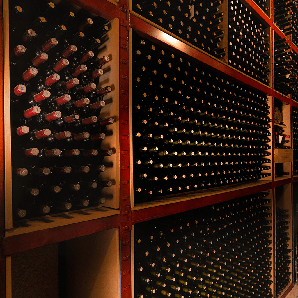 eine nah aufnahme von einem weinregal mit vielen weinflaschen die waagerecht liegen
